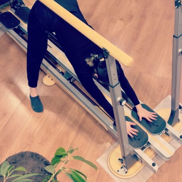 Instagramの仕様がこまめに変更されており、投稿の際いちいち手間取って毎回お久しぶりになってしまいます…
動画がリールでしかあげられないのは困る…！
⁡
わんちゃん猫ちゃんの伸びの動画を見ると気持ちよさそーと思いますが、よくよく観察すると彼らは胸椎をぐぐーっと伸ばしています。
真似をしようとすると腰が痛くなってしまうのは胸椎が固まったまま腰椎に力をかけてしまうからです🦴
スライダーを使ったエクササイズでは呼吸と共に心地良くのびーが出来ます🐈‍⬛🐕お試しあれ！  ２枚目画像はiPhoneのマップアプリでリーブラを見るとプライバシーに配慮されている骨美さんです。
⁡
━━━━━━━━━━━━━━
⁡
ご覧いただきありがとうございます。
文京区小石川のパーソナルコンディショニング/ボーカルスタジオ、LiBRA Total Tuning(リーブラ )です。
閑静な町のプライベートスタジオで、体の声に耳を澄ませ丁寧に調律する特別な時間をお過ごしいただけます🍀
⁡
コンディショニングでは、
・スポーツなどで体が動きづらく感じる
・デスクワーク/産後等で体に不調を感じる
・眠りが浅い、呼吸が浅い
⁡
ボーカルでは、
・声の出し方を知りたい
・オーディションを控えている
⁡
などなど、一人で考えてもなかなか糸口の掴めないお悩みに寄り添い、一緒により良い身体・より良い心を目指します。
⁡
お部屋でできる月額サブスクリプション型部活動(オンラインレッスン)も好評実施中！
#在宅バレエ部　#朝コンディショニング #在宅ミュージカル部 でお部屋にいながら整えて歌って踊れます♪
カメラオンオフも参加不参加も自由ですので、ご自身のペースでチャレンジしたい初心者大歓迎です。
⁡
プロフィールのリンクからWEBサイトや申込フォームなどご覧いただけますのでどなた様もぜひ！
🍀→ @libratotaltuning
⁡
━━━━━━━━━━━━━━  画像トレーニングは…
コンディショニングパーソナル
60min ¥5500
でお試しいだだけます。
横隔膜周辺にもアプローチできるので、声が出やすく/歌いやすくなる効果も！  #リーブラ  #後楽園コンディショニング #文京区 #パーソナルトレーニング #姿勢改善 #呼吸 #俳優のためのコンディショニング #ストレッチ #ジャイロキネシス #ジャイロトニック