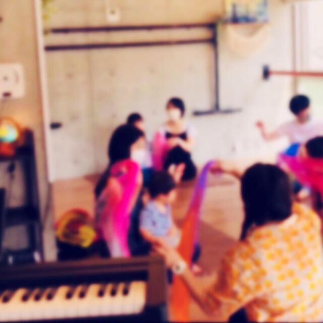 毎月基本土曜日に開催している未就学児対象のリトミッククラス！
10月はまみ先生・あんな先生・ちあき先生によるレッスンです♪
ご予約は上のストーリーズハイライト(○)内のリンクからウェブサイトに飛び、問い合わせフォーム内に【リトミック参加の旨・参加する本人の名前・参加する本人の年齢・同伴者の人数】をご記入の上ご予約くださいませ！  リトミックオープンチャットに参加されている方はご予約不要です。  お申し込み
対象:生後6ヶ月-未就学児
日時:
10月8日(土)10:30-11:00
まみ先生&あんな先生
10月15日(土)10:30-11:00 残1
まみ先生&ちあき先生  料金:体験1回¥1,000
2回目以降　単発または4回チケット　1回¥2,000 4回チケット(期限無し)¥6,000
きょうだい価格(同一家族お二人目以降) 1回¥1,000 4回チケット(期限無し)¥4,000
持ち物：飲み物 動きやすい格好
場所:東京都文京区小石川2-10-1いろは館202 LiBRA Total Tuning メインフロア  ・スタジオは会員制となっておりますが、リトミックのみのご参加の場合入会金はいただきません。
・感染症予防の観点より、大人の方のマスク着用・入室時の消毒・手洗い・室内の換気にご協力下さい。
・今後の社会情勢等によりクラスが延期や中止になる場合がございます。  #リトミック #ベビーリトミック #文京区 #後楽園 #文京区習い事 #小石川